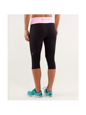 Lululemon Run: For your life Crop Black/classic stripe pink shell 4